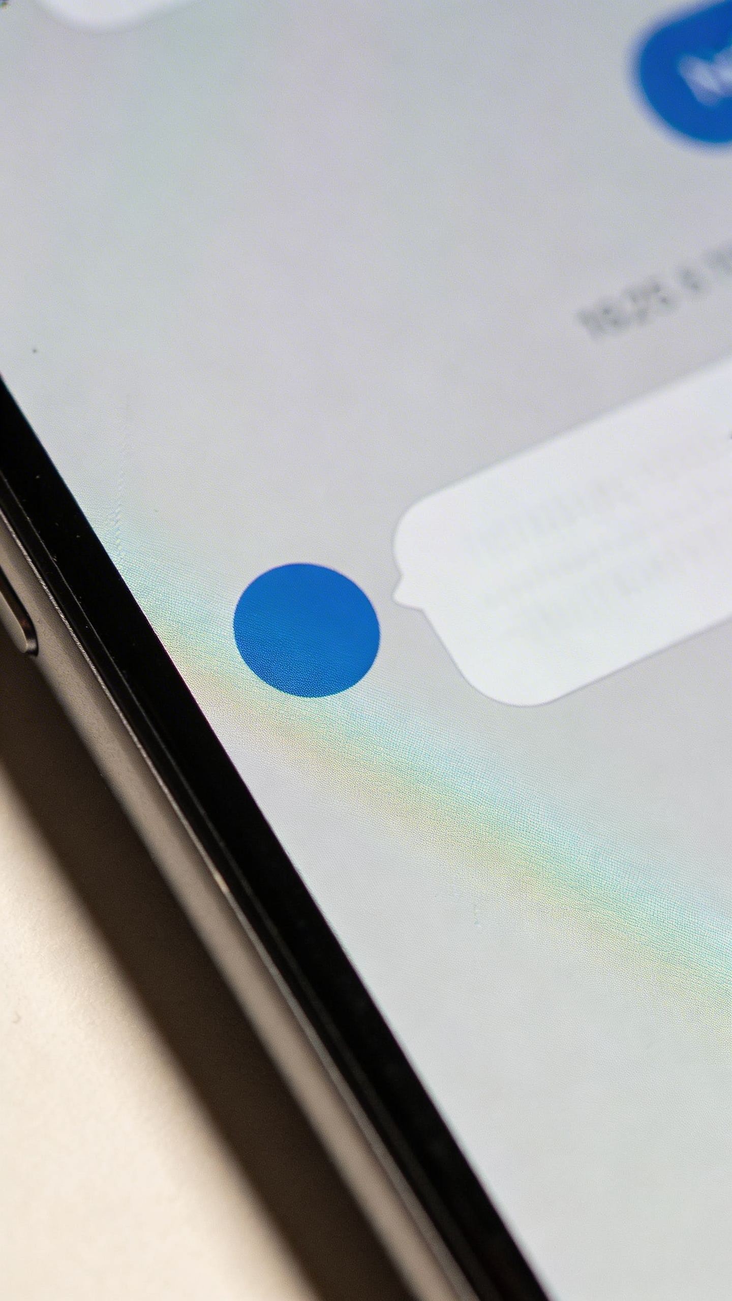 closeup of a single unread text notification on smartphone screen
